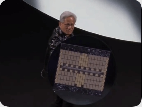 黄仁勋再秀幽默！持芯片盾牌神还原美国队长引爆全场