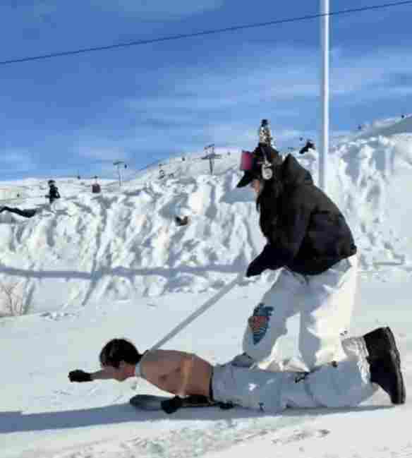 半裸男子被女子“拴脖遛狗式”踩着滑雪！滑雪场回应