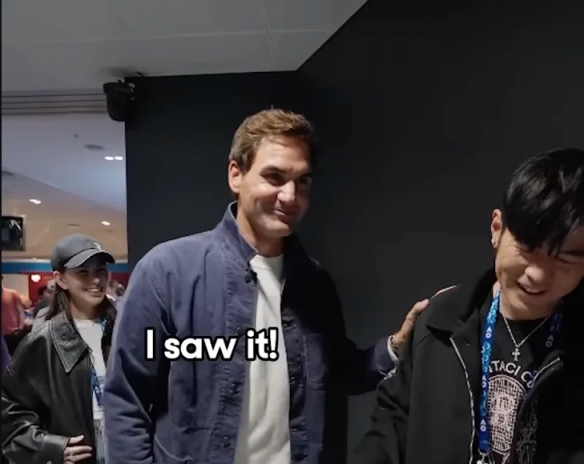 费德勒全程目睹杰伦澳网秒出局 天王尴尬低头：太糗了