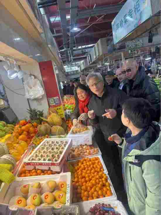 英伟达CEO黄仁勋现身上海菜市场“逛吃”送签名红包