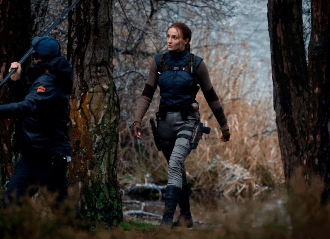 《古墓丽影》劳拉片场照曝光 双枪造型不错！