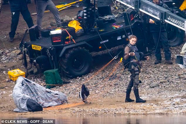 《古墓丽影》劳拉片场照曝光 双枪造型不错！