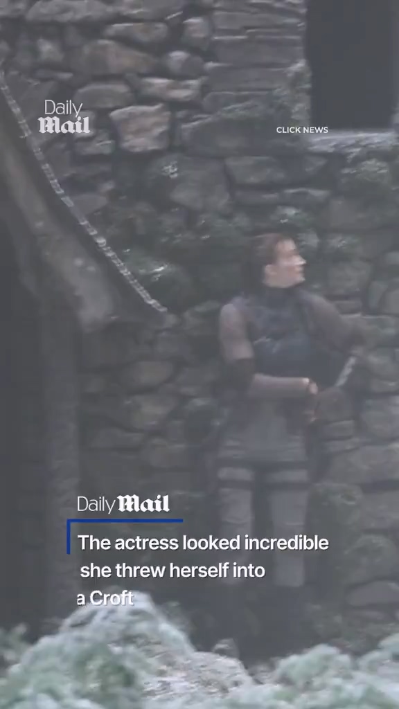 《古墓丽影》真人剧曝片场视频 劳拉手持双枪尽情射击