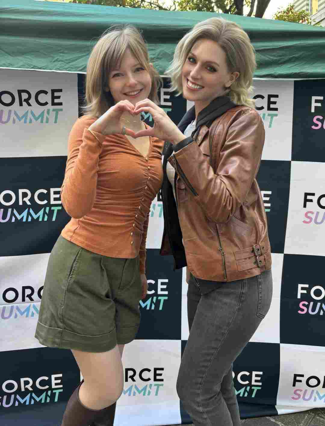 《生化4》艾什莉脸模Cos蜘蛛格温 白黑连体服显身材