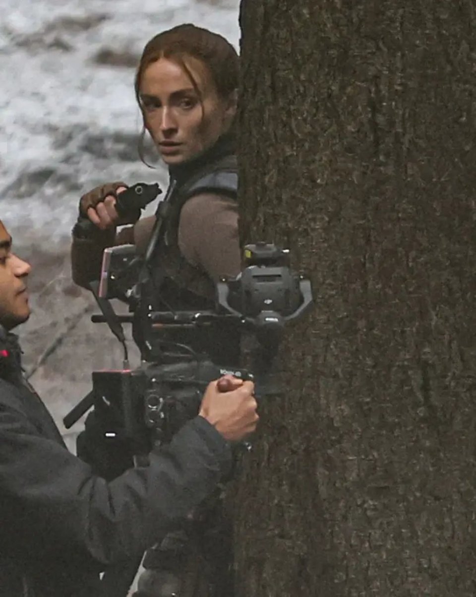 索菲·特纳拍《古墓丽影》剧集旧伤复发 拍摄紧急暂停