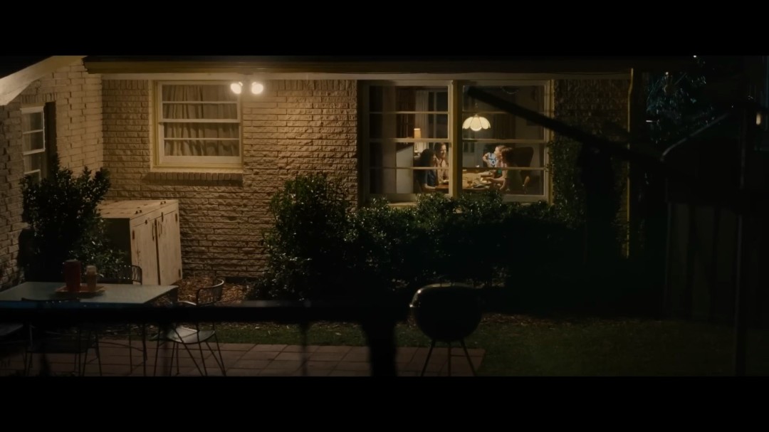 《逃出绝命街》前导预告 安妮·海瑟薇+麦克格雷主演