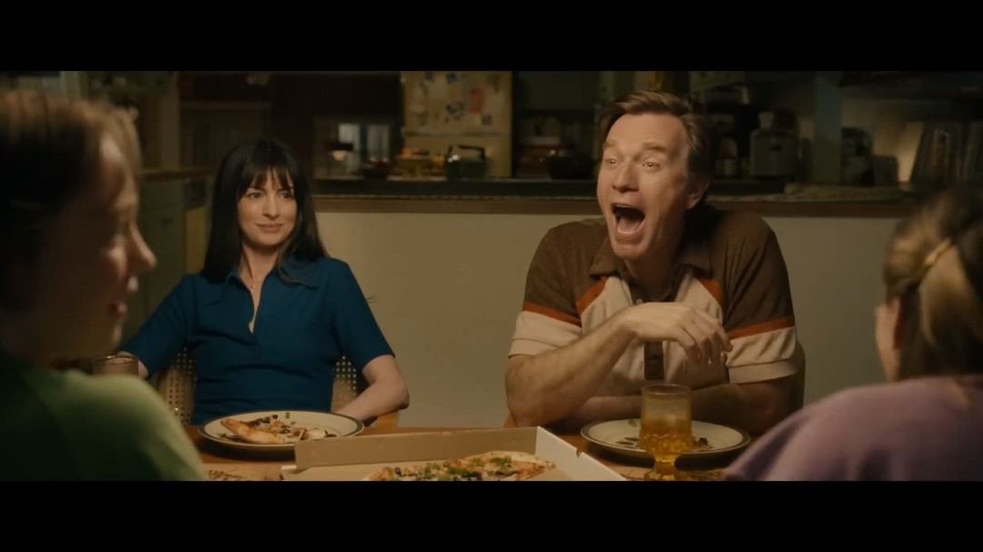 《逃出绝命街》前导预告 安妮·海瑟薇+麦克格雷主演