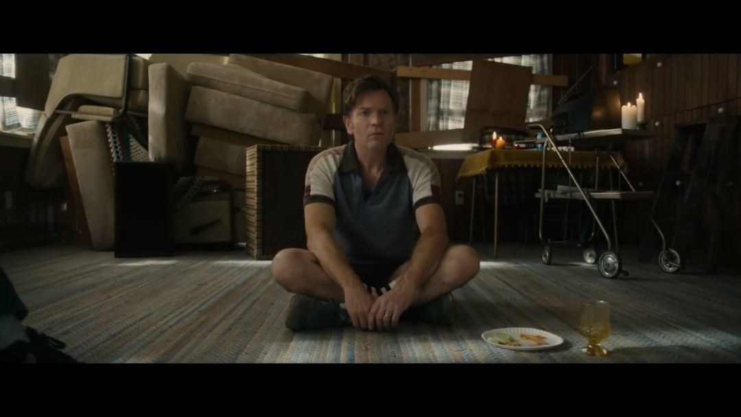 《逃出绝命街》前导预告 安妮·海瑟薇+麦克格雷主演