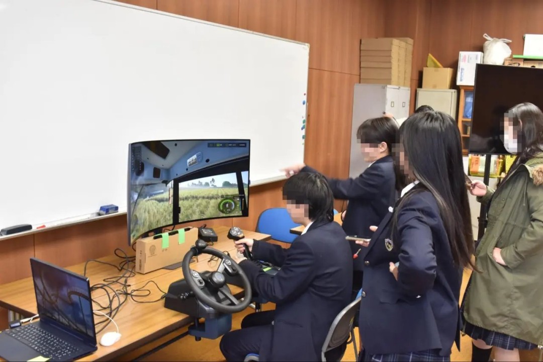 《模拟农场25》成日本农业高中教材 玩游戏学种地