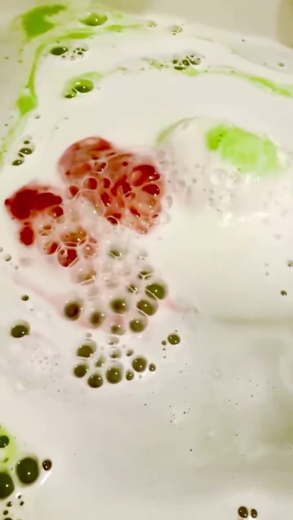 耀西联名泡澡球走红网络 粉丝直言看着像血水很恶心