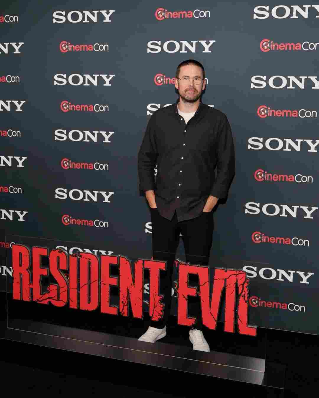 新版《生化危机》电影首支预告内容曝光 僵尸从楼顶扑脸！