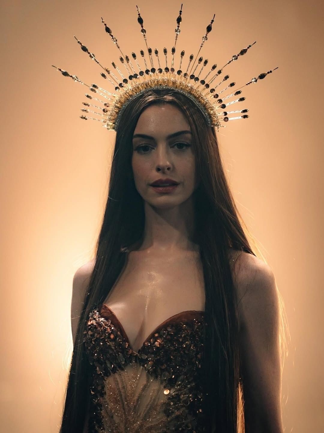 安妮海瑟薇新片《圣母玛利亚》造型曝光 太火辣了！