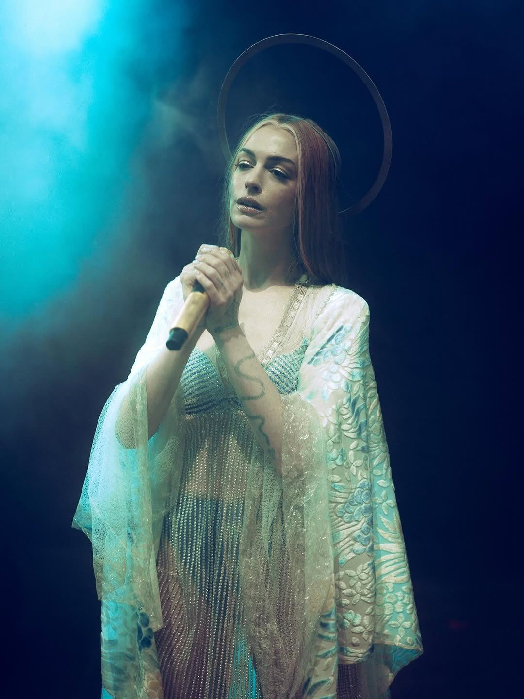 安妮海瑟薇新片《圣母玛利亚》造型曝光 太火辣了！