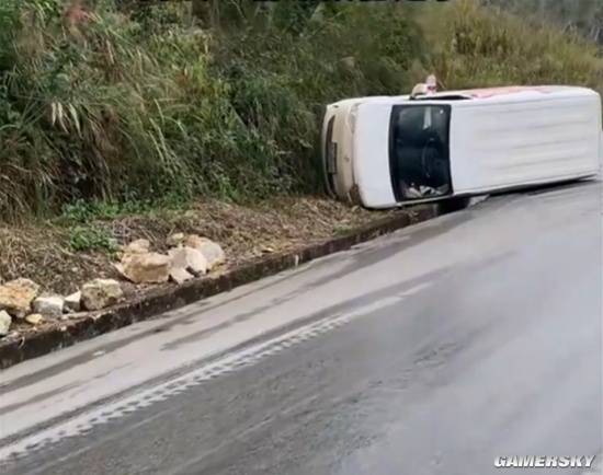 车翻人未伤，司机竟在驾驶室淡定打游戏
